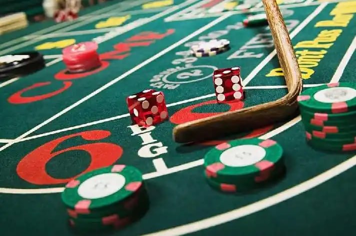 Bingo 75 ဂိမ်း အမေရိကန်ပုံစံ 5x5 ဘင်ဂို ကတ်ဖြင့် ကစားနေသောပုံ